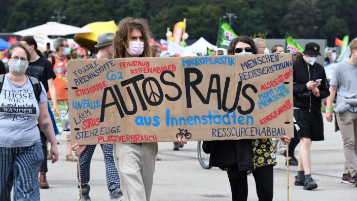 Klimakrise: Am Rande der Automesse IAA in München protestieren Aktivisten gegen Autos in den Innenstädten.