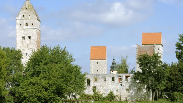 Burg Nassenfels: Die Burgruine ist das Wahrzeichen von Nassenfels - unmittelbar daneben soll ein Sportplatz gebaut werden.