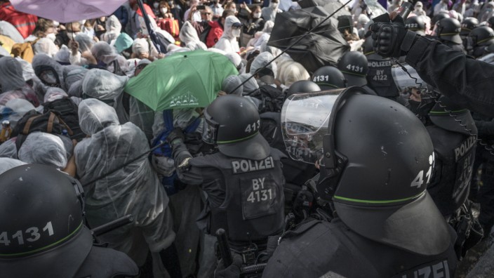 IAA Demo & Sternfahrt Anlässlich der IAA in München Pfeffersprayeinsatz gegen die Demonstration. Polizei geht in den Sa