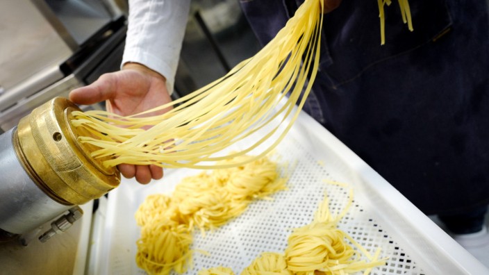 Nudelmanufaktur: Je nach Aufsatz produziert die Maschine Tagliolini, Fussili, Conchiglie oder Ravioli.