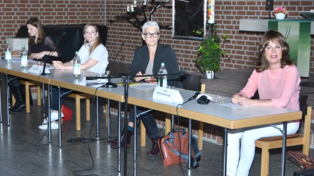 Germering: Vier Frauen, vier Standpunkte (von links): Simone Ketterl (Linke), Carmen Wegge (SPD), Martina Neubauer (Grüne) und Britta Hundesrügge (FDP).