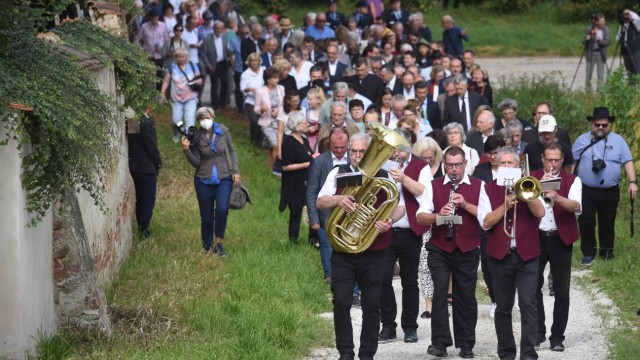Indersdorf: Das Schönbrunner Blasensemble führt die Teilnehmer der Einweihungsfeier an, die den "Weg des Erinnerns" gemeinsam beschreiten.