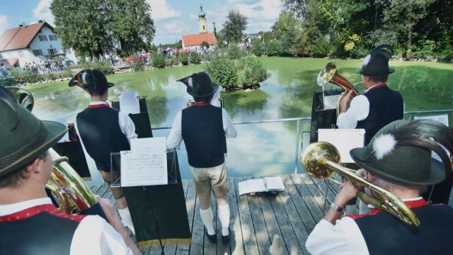 Fürstenfeldbruck: Auch am Adelshofer Weiher spielt die Blasmusik.