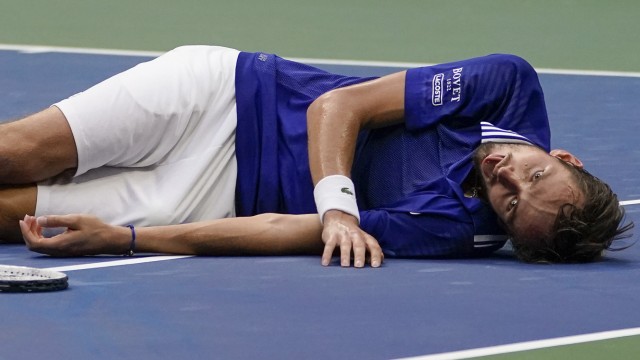 Daniil Medwedew gewinnt die US Open: Nach seinem Sieg legte sich Daniil Medwedew auf den Platz - wie ein toter Fisch.