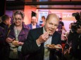 Bundestagswahl 2021: Olaf Scholz (SPD) mit Currywurst nach dem TV-Triell