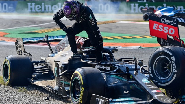 Formel 1: Gezeichnet von dem Unfall: Lewis Hamilton stand zunächst unter Schock und versuchte, den Rückwärtsgang einzulegen, um weiterzufahren.