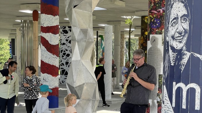 Polling: Saxophonist Johannes Enders sorgte für den richtigen Ton bei der Eröffnung der Säulenhalle Stoa 169 in der Nähe von Polling.