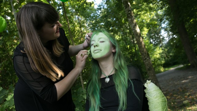 Rückblick auf 2021: Finissage mit Krautessen und Face Painting: Julia Walk bemalt im Ismaninger Schlosspark das Gesicht von Julie De Kezel als Krautkopf.