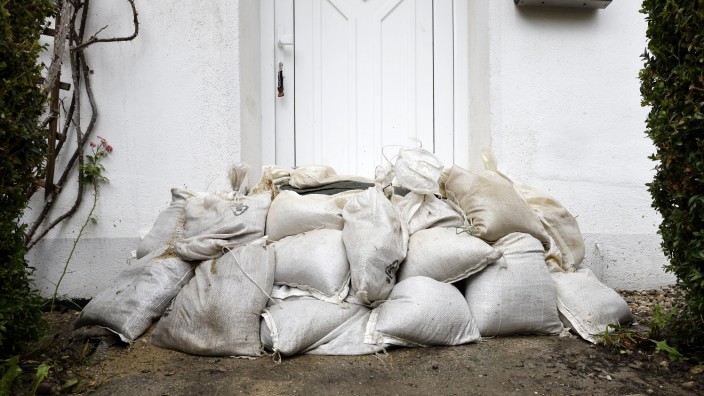 Hochwasserschutz: Sandsäcke vor der Haustür helfen nur wenig gegen das Eindringen von Wasser. Aber der Einbau von teuren Schutzvorrichtungen ist auch nicht immer die beste Lösung.