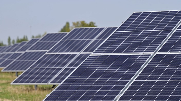 Klimaschutz: An der A 8 bei Unterhaching steht bereits ein großer Solarpark der dortigen Genossenschaft.