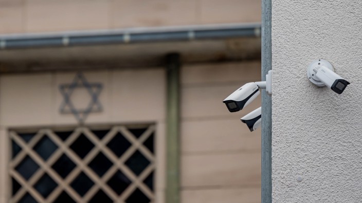 Terrorismus: Überwachungskameras hängen an der Synagoge in Hagen. Wegen eines geplanten Anschlages auf die Einrichtung wurde der angeklagte 17-Jährige nun zu einer Bewährungsstrafe verurteilt.