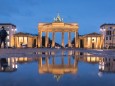 Spiegelung des Brandenburger Tors in einer Pfütze Deutschland, Berlin - 13.01.2021: Nach dem Regen spiegelt sich das Br