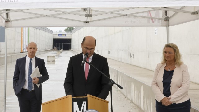 Ringschluss: Auf der künftigen S-Bahn-Strecke: Finanzminister Alfred Füracker (Mitte) mit Verkehrsministerin Kerstin Schreyer und dem FMG-Geschäftsführer Jost Lammers.