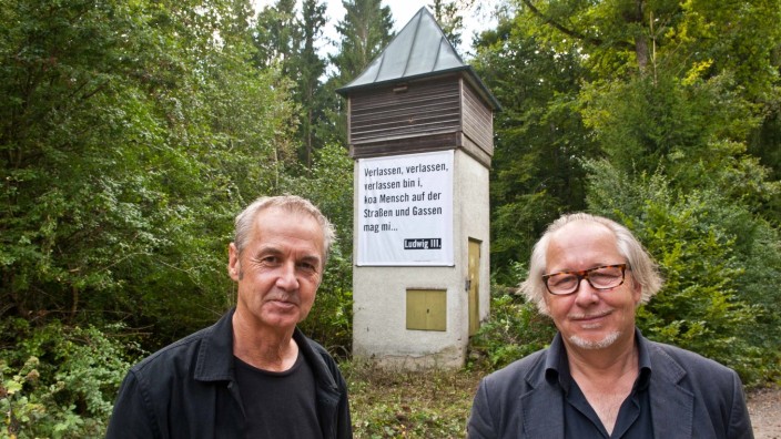 Kunst im Ebersberger Forst: Lieben alte Stromtürme: Hans Winkler und Peter Kees. Diesen im Forst bespielen sie derzeit mit einem Ausspruch des letzten bayerischen Königs.