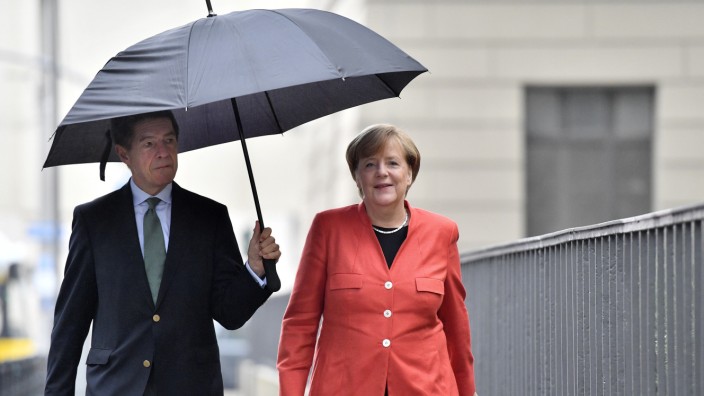 Joachim Sauer: Die Gespräche mit ihm seien für sie "lebenswichtig": Angela Merkel und Joachim Sauer auf dem Weg ins Wahllokal 2017.