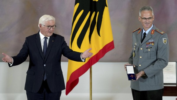 Bundespräsident Frank-Walter Steinmeier und Brigadegeneral Jens Arlt bei der Verleihung des Bundesverdienstkreuzes in Schloss Bellevue.