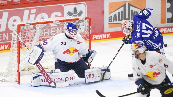 (v.l.n.r.) Daniel Fiessinger (EHC Red Bull Muenchen) Alexander Karachun (Schwenninger Wild Wings) GER, Eishockey, Penny