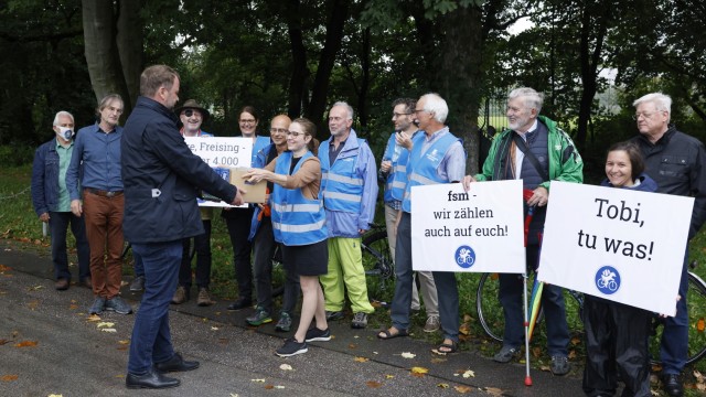 Freisinger Bürgerprotest: Die Initiatoren des Radentscheid Freising - hier bei der Unterschriftenübergabe - und die Stadt einigen sich auf einen Kompromiss.