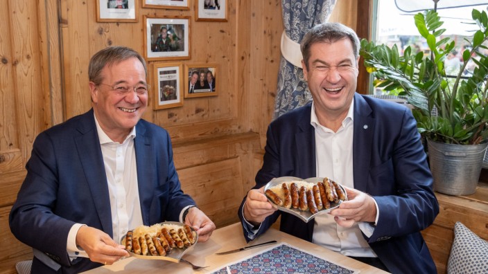 Ernährung und Politik: Guten Appetit: Markus Söder inszenierte im vergangenen Bundestagswahlkampf seine politische Freundschaft mit CDU-Mann Armin Laschet beim Würstchenessen. Geholfen hat es nicht.