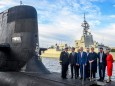 Im Mai 2018 war die Stimmung noch gut: Frankreichs Präsident Emmanuel Macron (zweiter von li.) and der australische Premier Malcolm Turnbull (Mitte) auf dem Deck des U-Boots "HMAS Waller" in Sydney.