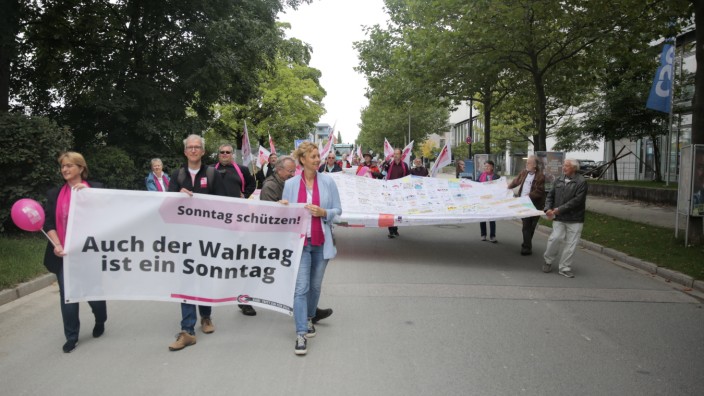 Die Katholische Arbeitnehmer-Bewegung (KAB) demonstriert am 17.09.21 vor der CSU Zentrale in München gegen Arbeit am Sonntag. Foto: Friedrich Bungert