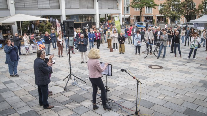 "Fest für Demokratie": "Starnberg ist vielfältig und tolerant": Zweite Bürgermeisterin Angelika Kammerl spricht auf dem Kirchplatz.