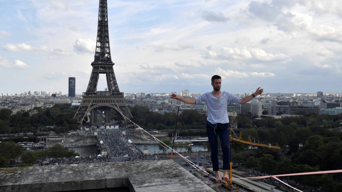 Hochseilakt am Pariser Eiffelturm