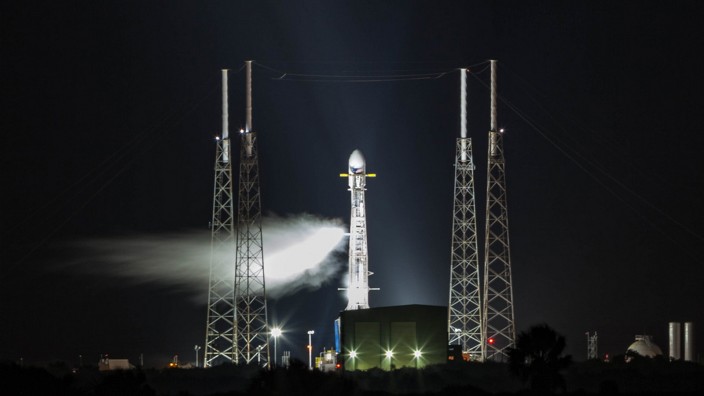 Satelliten im All: Europas Konkurrenz heißt Elon Musk: Die Falcon9-Rakete befördert einen Satelliten des Projekts "Starlink".