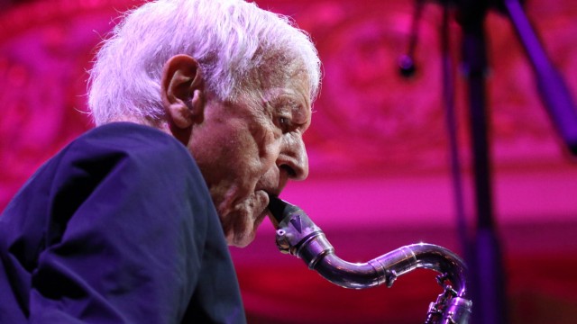 Staatsoper für alle: Bei Jazz trifft Oper kombiniert der 85-Jährige Klarinettist und Saxophonist Michel Portal schräge Rhythmen mit originellen Melodien.