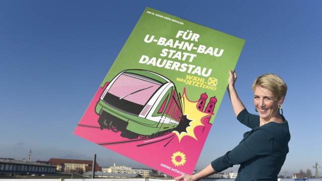 Katrin Habenschaden präsentiert Wahlplakat in München, 2019