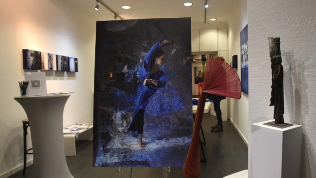 Lange Nacht: Im Atelier von Claudia Reiter sieht man die tragbaren Kunstwerke von Marina Krog schwungvoll in Szene gesetzt.