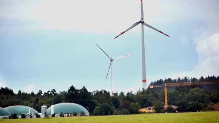 Erneuerbare Energien: Unübersehbar sind auch von Jesenwang aus die beiden ersten Windräder bei Mammendorf und Malching sowie die Biogasanlage. Nun soll es in Jesenwang vier weitere Windräder geben.