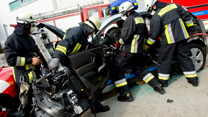 Feuerwehrmänner üben das Zerschneiden eines Elektroautos