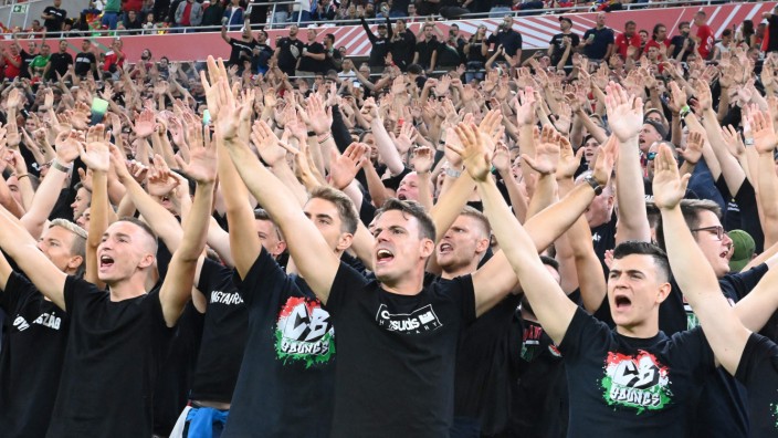 Fußball: Die ungarischen Fußballfans fielen erneut mit rassistischen Entgleisungen auf.