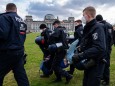 Querdenker: Festnahme bei einer Demonstration in Berlin