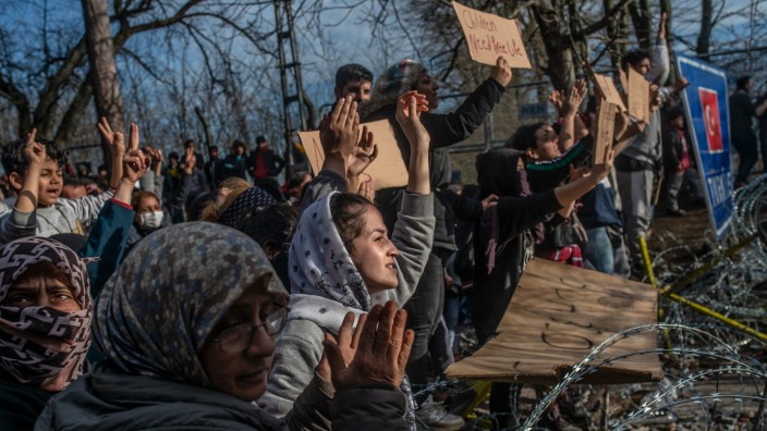 Migrationspolitik: Abschotten oder humanitäre Hilfe leisten - um diese zwei Pole drehen sich viele Vorschläge der Parteien. Protest von Flüchtlingen an der türkisch-griechischen Grenze im Frühjahr 2020.