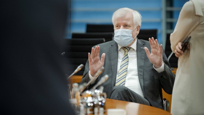 Horst Seehofer, Bundesinnenminister, aufgenommen vor Beginn einer Kabinettssitzung im Bundeskanzleramt in Berlin, 22.09