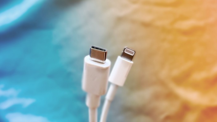 Verbraucherschutz: Zukunftsmodell neben Auslaufmodell: Geräte mit Apples Lightning-Buchsen (rechts) dürfen von Herbst 2024 an nicht mehr in der EU verkauft werden. Neuer Einheitsstandard ist USB-C (links).