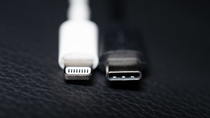 Leserdiskussion: Das USB-C-Kabel (rechts) soll Standard für alle elektrischen Geräte wie Handys, Tabletts oder Kopfhörer werden. Das spart Müll und Geld. Der Konzern Apple müsste seinen eigenen Standard abschaffen.