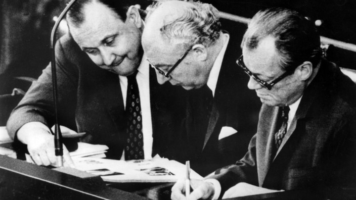 Kanzler Willy Brandt (r.), Innenminister Hans-Dietrich Genscher (l.) und Außenminister Walter Scheel im Sommer 1970 auf der Bonner Regierungsbank. Schon in diesem Jahr schreiben Genschers Beamte ein "Umweltsofortprogramm".