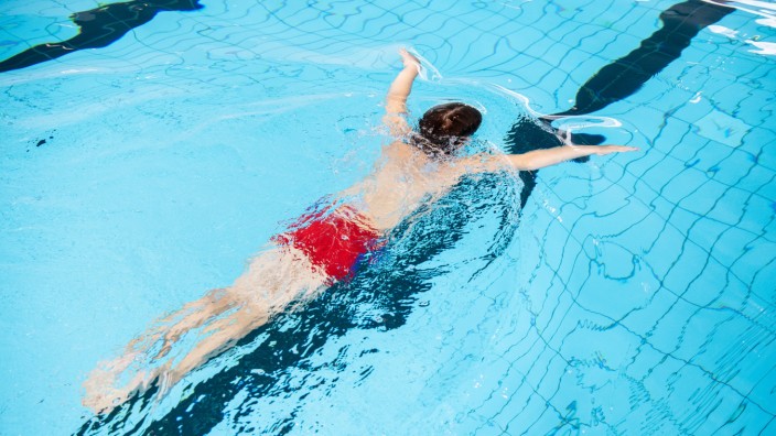 Gesundheitsprävention: Dem Trend, dass immer weniger Kinder das Schwimmen beherrschen, setzt die bayerische Staatsregierung nun ein Förderprogramm entgegen.