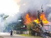 In Myanmar eskaliert die Gewalt: ein brennendes Haus in der Region Magwe, nach Kämpfen zwischen Junta-Gegnern und dem Militär.