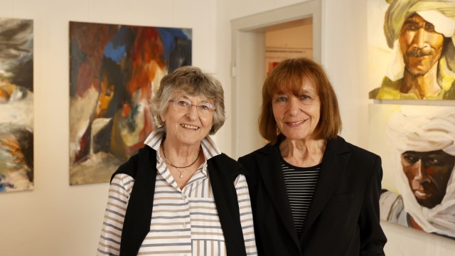 Eröffnung im Alten Gefängnis in Freising: Die Vorsitzenden des Modern Studio Helma Dietz (links) und Irmgard Koch setzen diesmal auf heimische Künstlerinnen.