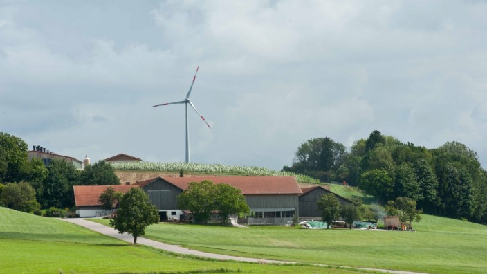 Energiewende in Ebersberg: Bruck produziert fast zweieinhalb Mal so viel Strom aus Erneuerbaren wie in der Gemeinde verbraucht wird. Das Windrad trägt dazu bei.