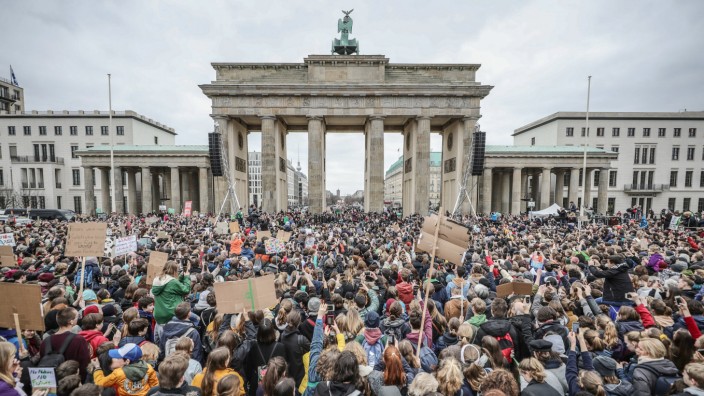 Klimaschutz: An den Demonstrationen von Fridays for Future - wie dieser 2019 in Berlin - nehmen schon seit den Anfängen der Bewegung auch viele ältere Menschen teil.