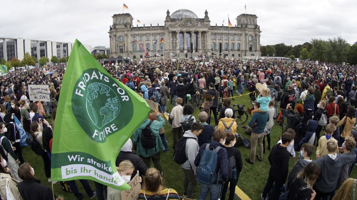 Fridays for Future: Klimastreik vor dem Reichstag in Berlin 2021