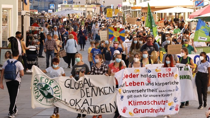 Bundestagswahl  im Landkreis Freising: Hunderte Menschen haben vor der zur "Schicksalswahl" erkärten Bundestagswahl in Freising für mehr Klimaschutz demonstriert.