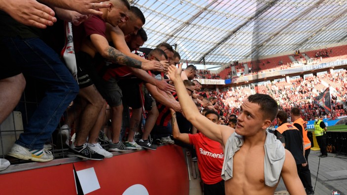 Leverkusens Florian Wirtz: Auch bei der Ehrenrunde geht der 18-Jährige voran: Leverkusens Matchwinner Florian Wirtz nach dem 1:0 gegen Mainz.