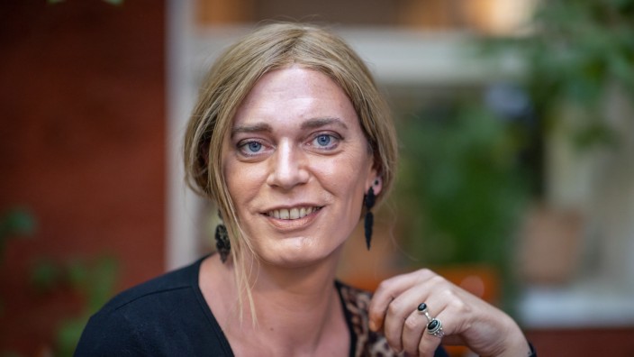 SZ-"Formsache": Tessa Ganserer, 45, sitzt seit 2021 für Bündnis 90/Die Grünen im Bundestag und war zuvor seit 2013 im Landtag. 2018 war sie die erste Abgeordnete in Deutschland, die ihre Transgeschlechtlichkeit publik gemacht hat.