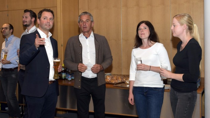 Ebersberger Bundestagsabgeordneter: Nicht richtig glücklich, aber einigermaßen zufrieden. Andreas Lenz (links) bei der Bekanntgabe der Wahlergebnisse in Erding.
